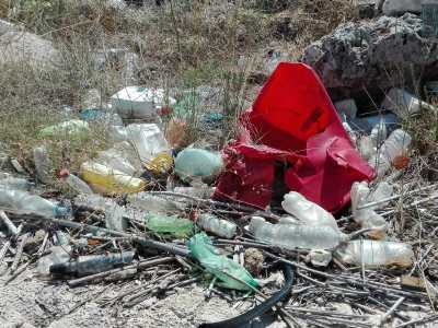 Bottiglie, contenitori e immondizia di ogni genere formano una piccola discarica che rovina e impoverisce questo meraviglioso angolo